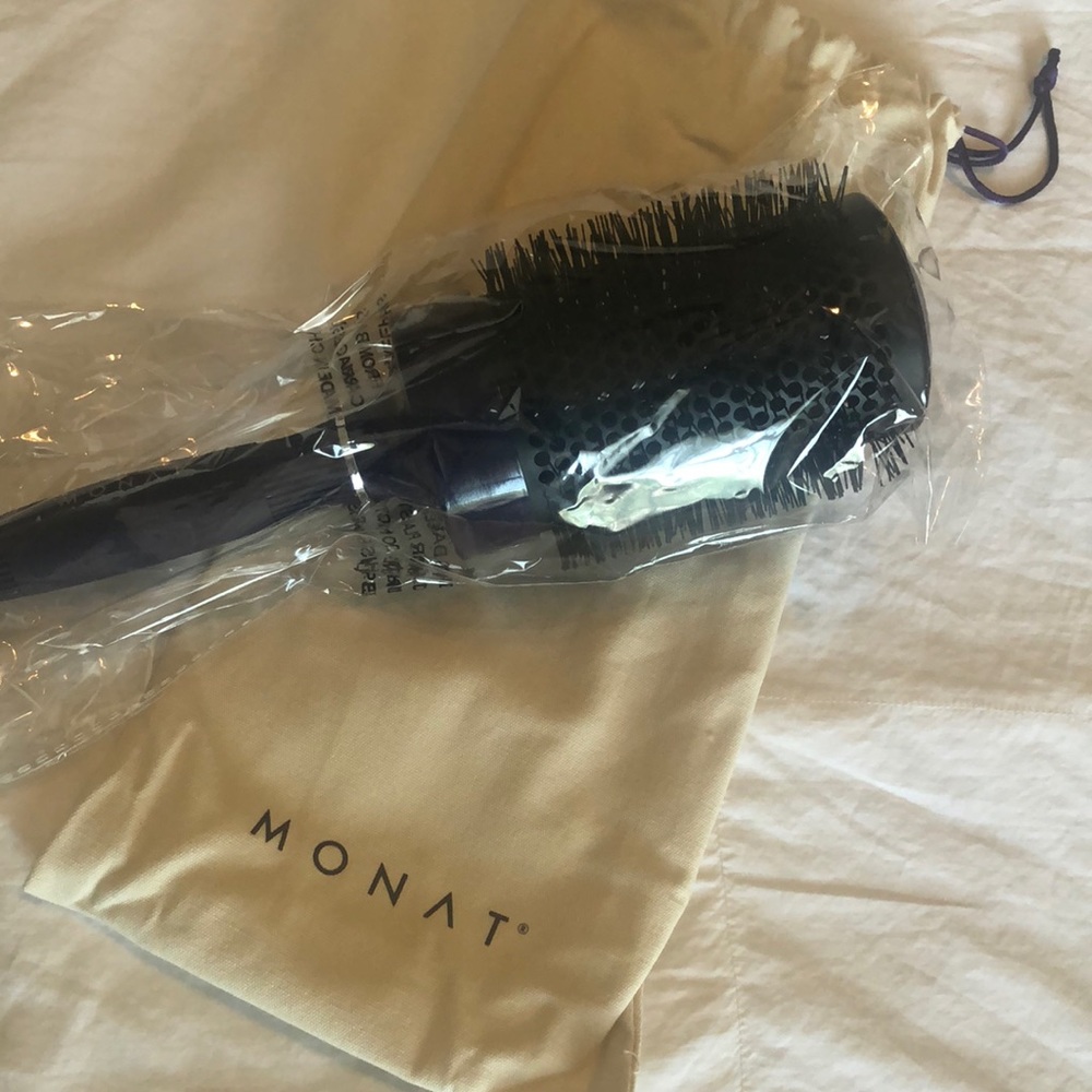 Monat Large Round Blowout Brush